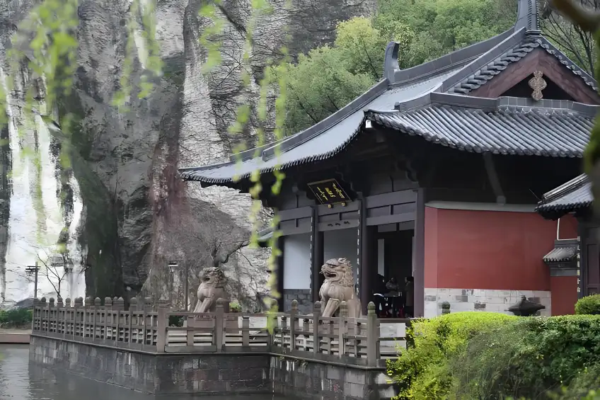 柯巖普照寺臨水亭廊與石獅