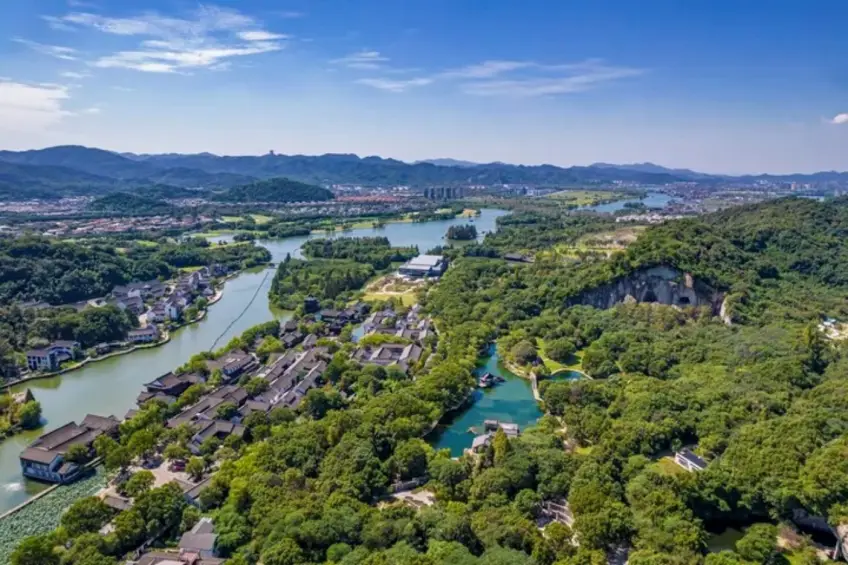 柯巖風景區高空：白牆屋舍與石崖