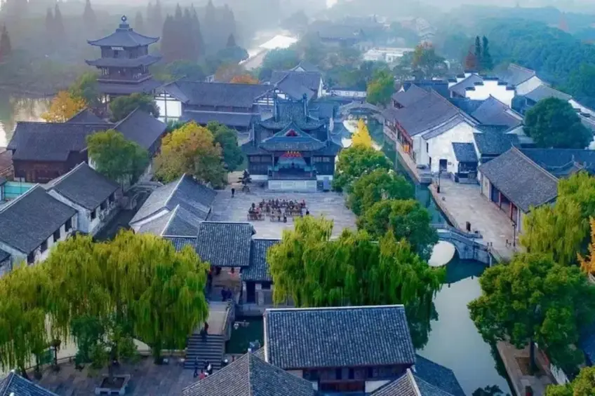 魯鎮中心戲臺廣場與運河屋舍