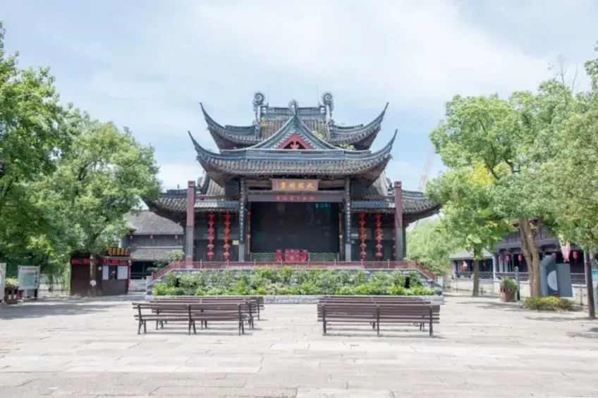 魯鎮戲臺飛簷與前方觀眾木凳