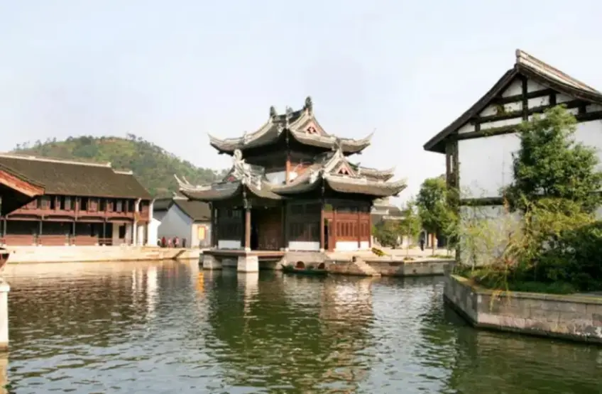 魯鎮水邊多層亭臺與烏篷倒影
