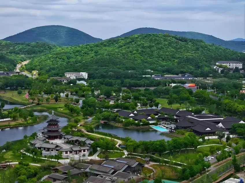 南京湯山溫泉度假區山林泳池外景