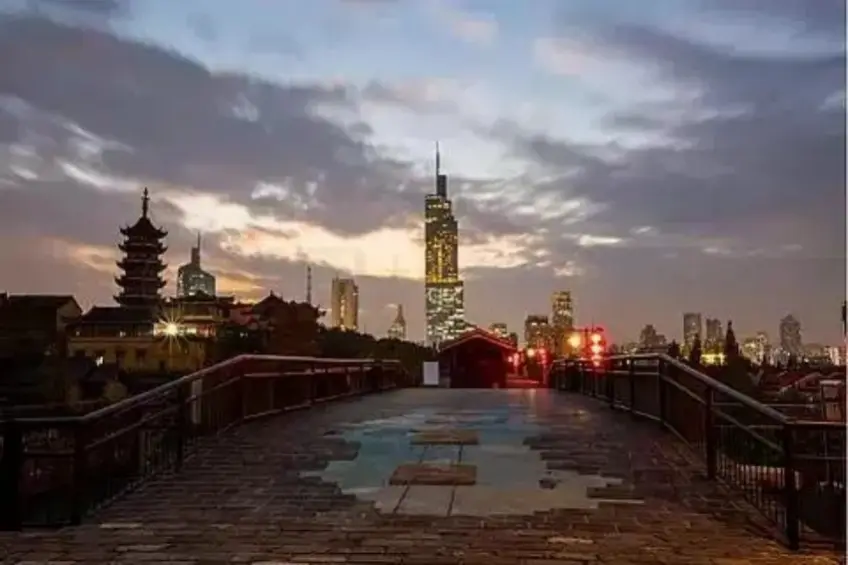 南京城牆步道望雞鳴寺塔與紫峰大廈