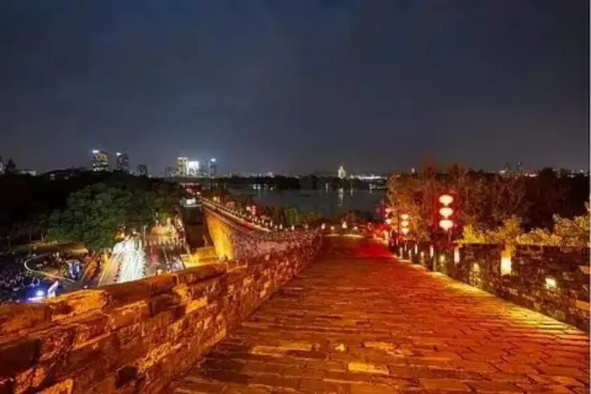 臺城城牆紅燈籠步道與對岸夜景