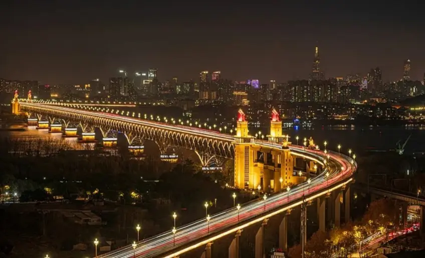 南京長江大橋橋頭堡與江面燈軌夜景