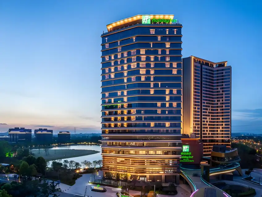 南京南站假日酒店玻璃塔樓外觀夜景