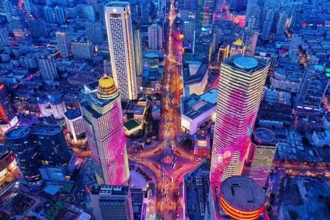 南京旅游全攻略,从六朝灯火到现代霓虹,解锁夜色里的千年金陵烟火与浪漫