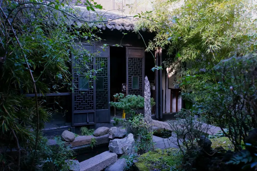 西塘醉園古風竹石小院橫圖