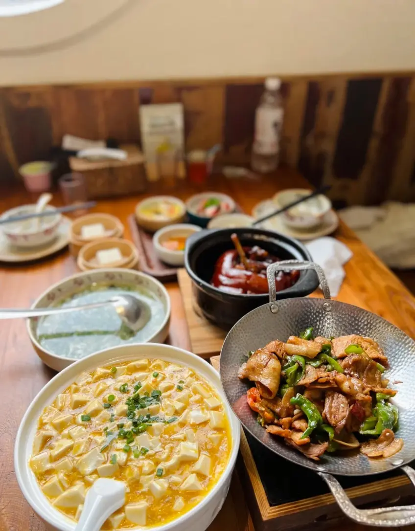 酥三煲館內桌面多道招牌菜拼盤