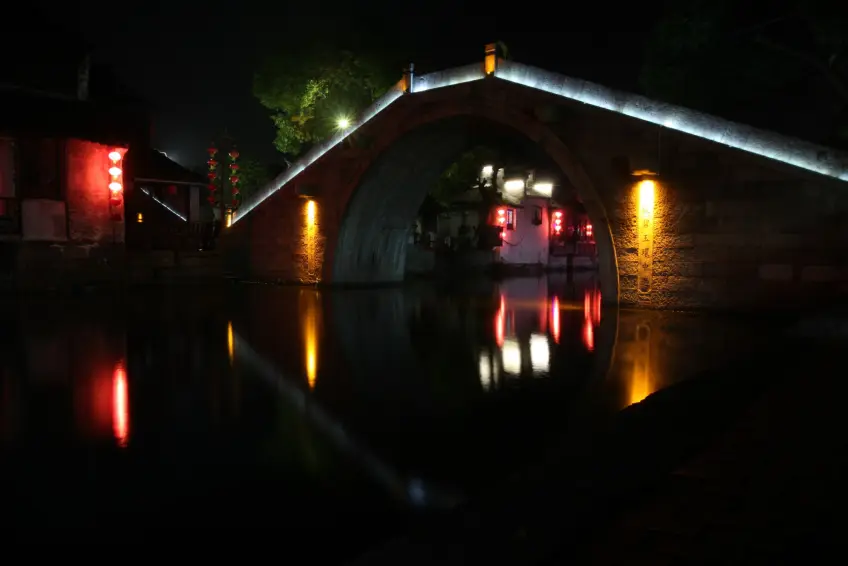 西塘五福橋夜景拱洞燈火橫圖