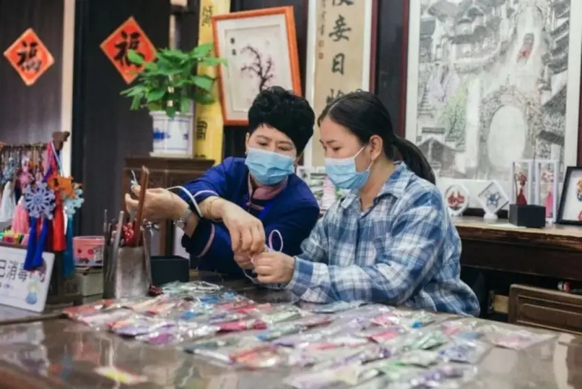 師傅指導遊客縫製小香囊