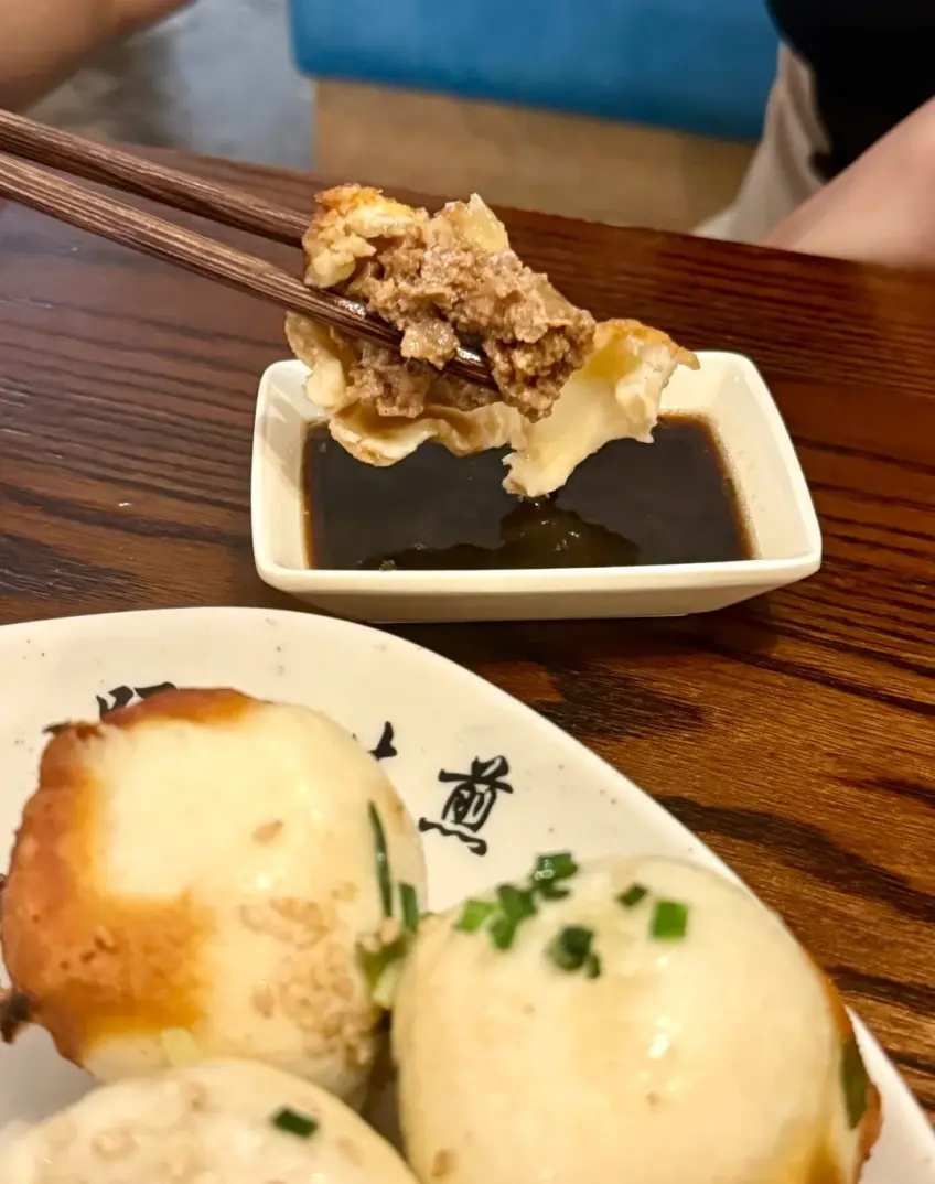 蘇式生煎咬開露餡與湯汁截面特寫