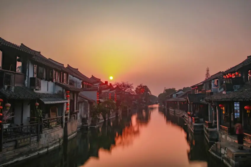 西塘河道落日燈籠倒影橫圖