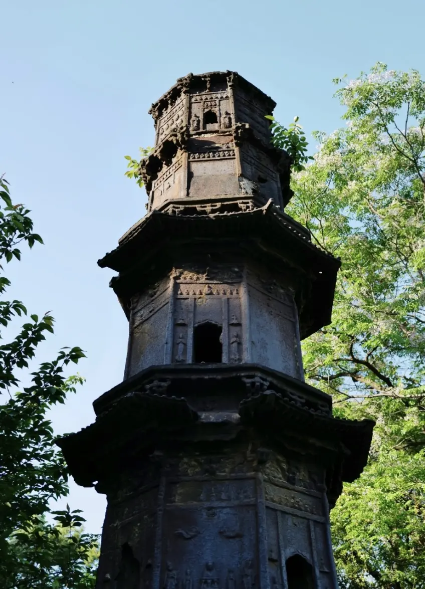 甘露寺鐵塔仰拍近景示意