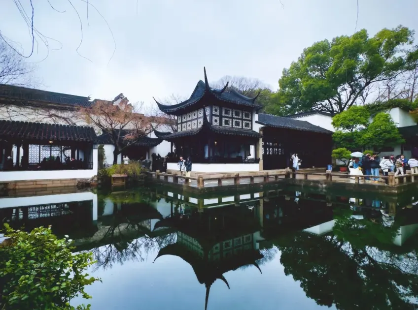 留園中部池畔明瑟樓建築倒影