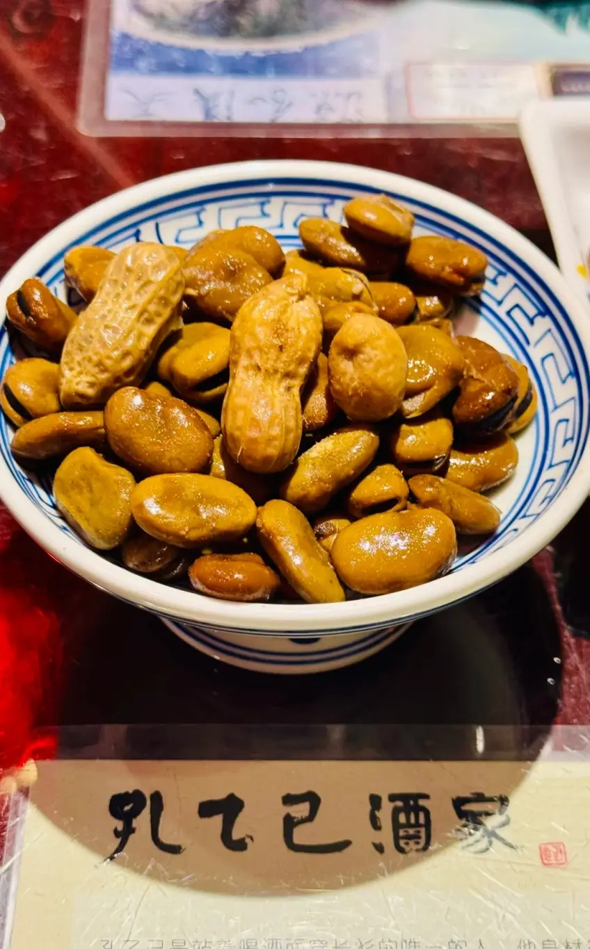 孔乙己酒家桌上茴香豆花生小碟