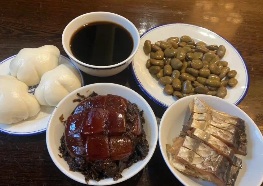 桌上乾菜燜肉與茴香豆等