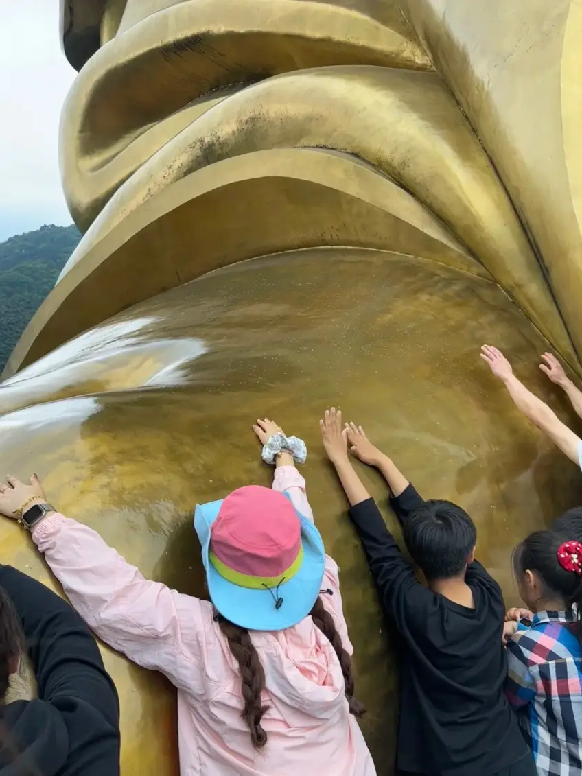 靈山勝境摸佛腳祈福特寫