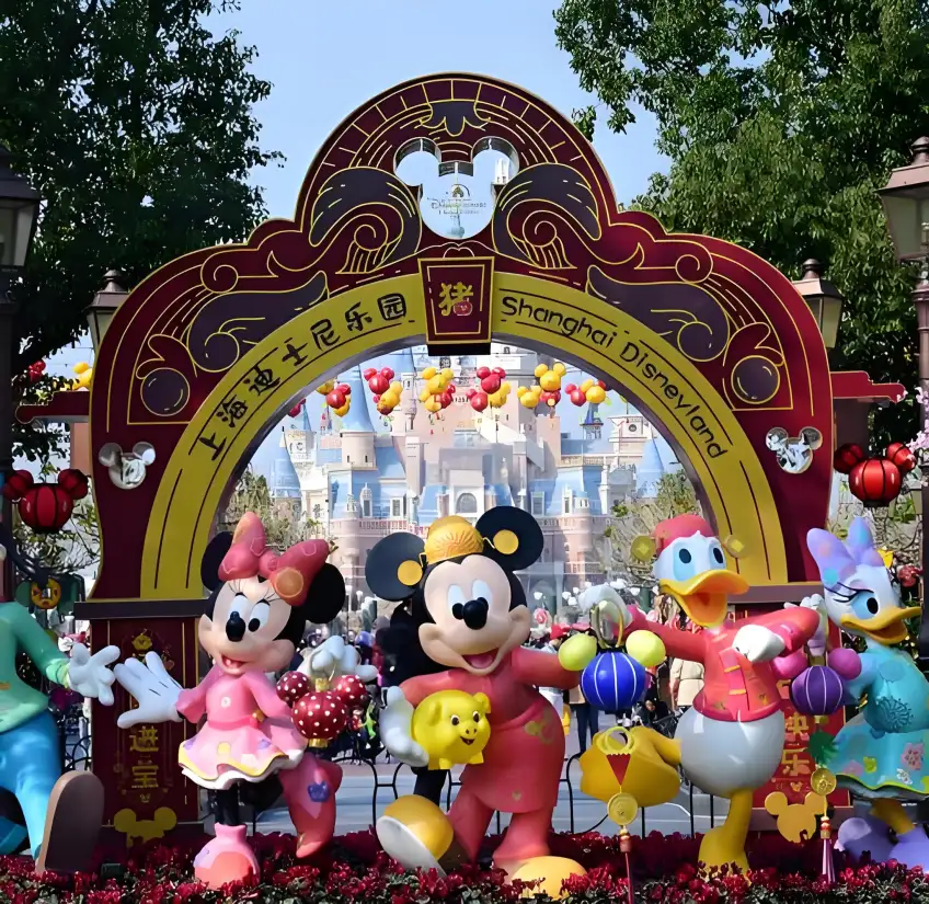 春節裝米奇米妮唐老鴨黛絲持燈籠與拱門城堡背景