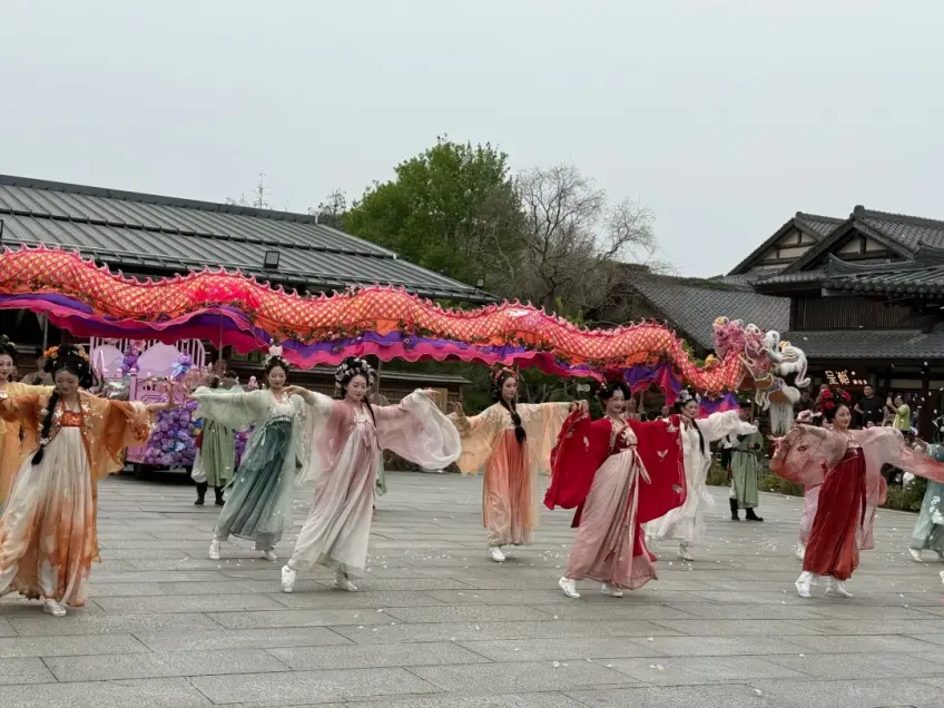 拈花灣漢服舞者與粉橙龍舞表演