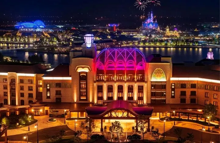 上海迪士尼樂園酒店夜景燈火與城堡遠景