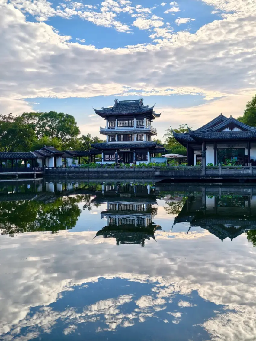 蠡園臨水樓閣與湖面倒影