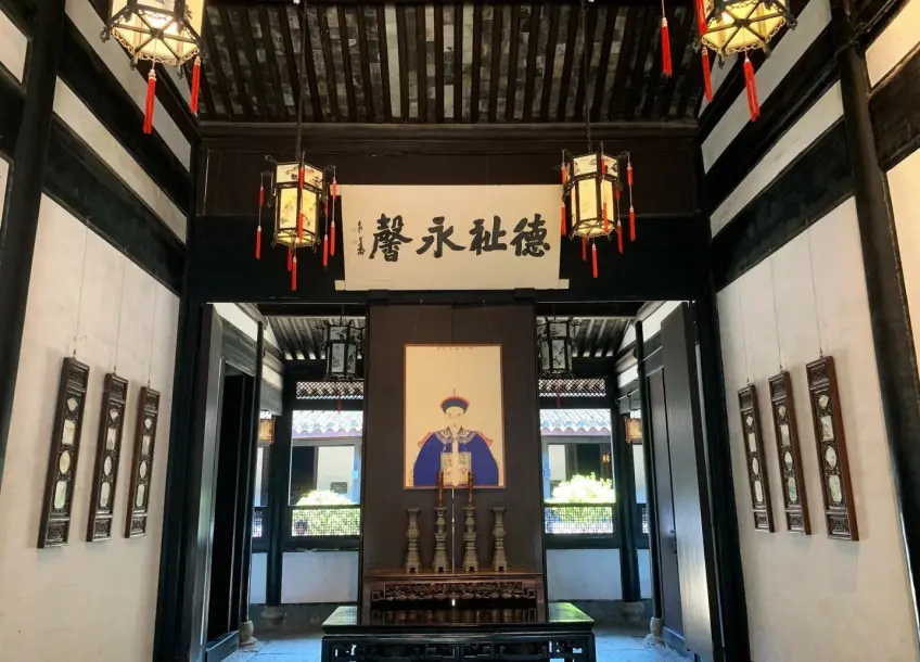 祖居廳堂中堂畫像屏風與吊燈籠