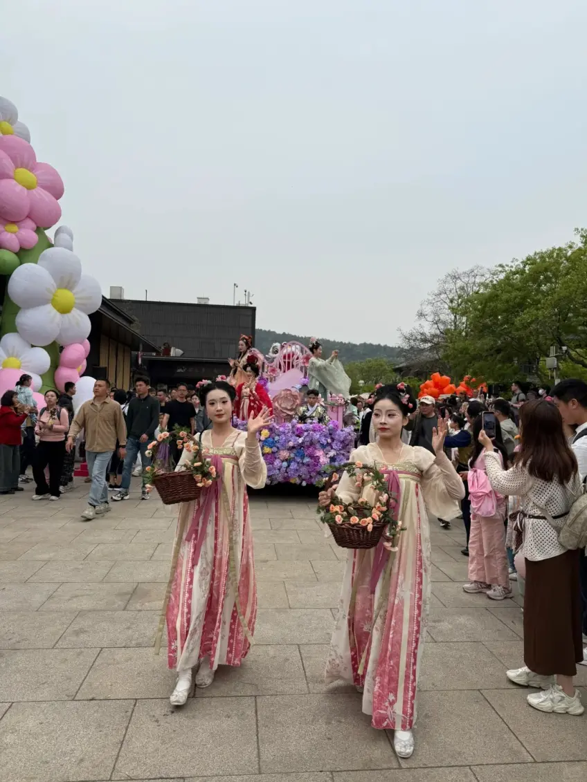 拈花灣唐風花車巡遊街道