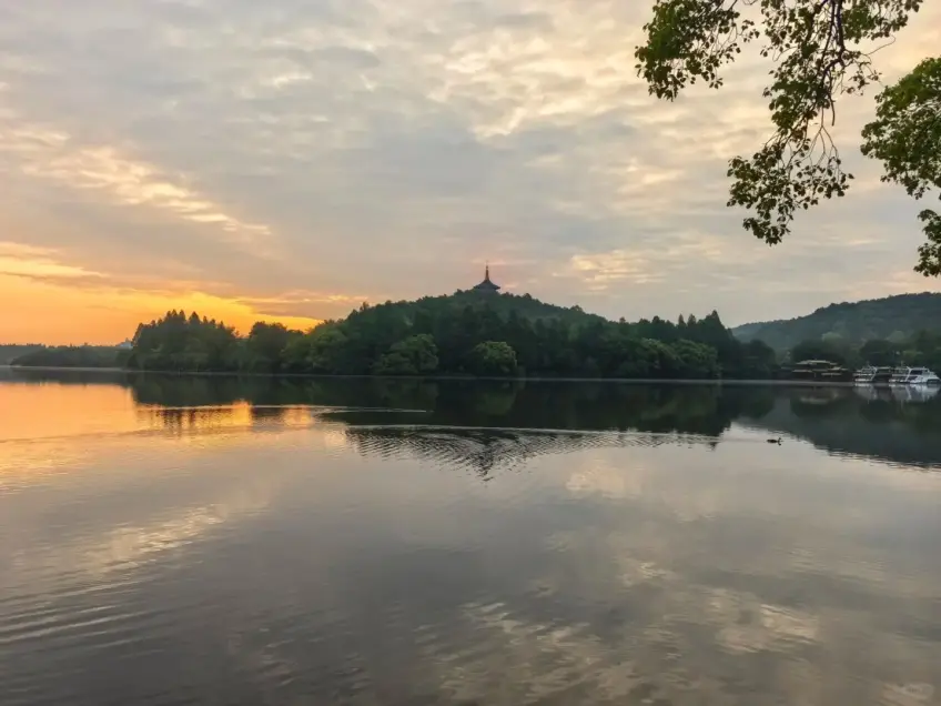 金山湖夕照倒影遠塔與岸邊遊船