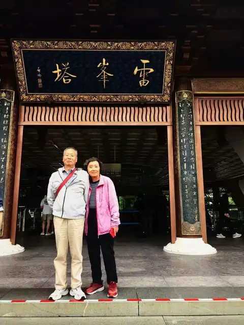 父母杭州一日游:飞来峰灵隐寺到花港雷峰塔的亲情慢节奏
