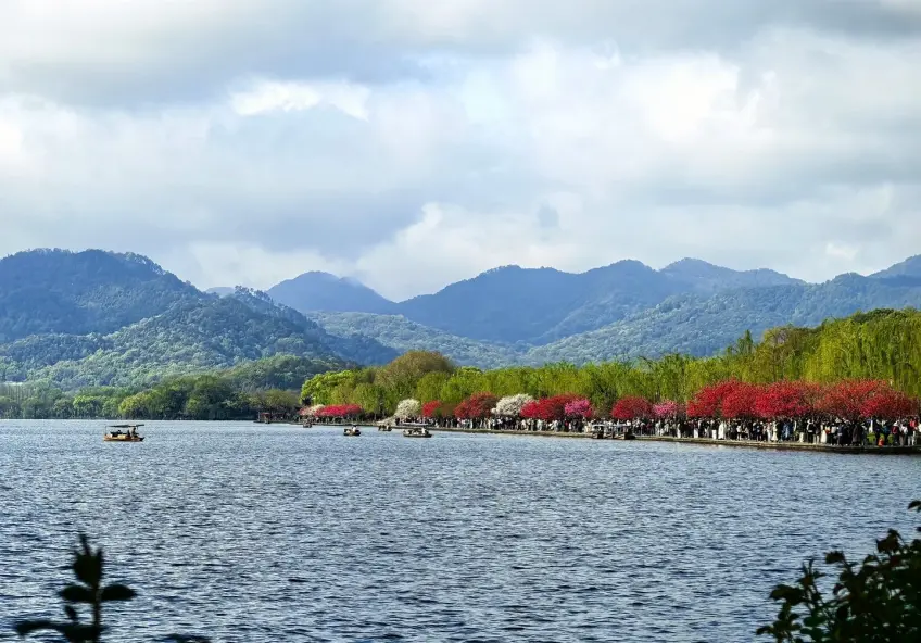 苏堤春晓湖面游船远山