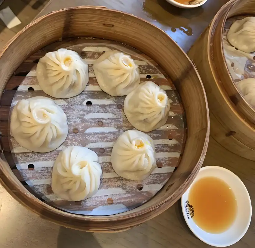南翔小笼竹蒸笼六只与醋碟近景