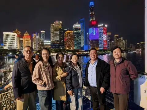 退休小分队突袭上海！坐游船看上海夜景，一群老伙伴像出门旅游的快乐小朋友