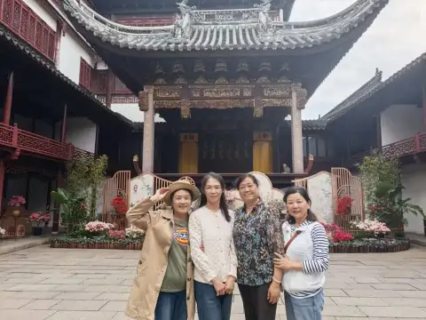 半生闺蜜一起结伴上海旅游，慢走过豫园弄堂，把年少心愿变成晚年欢喜