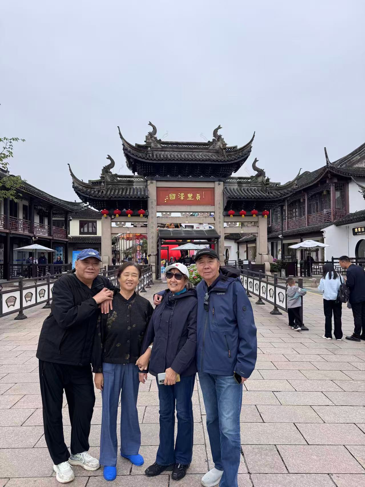带长辈去苏州旅游回来后久久不能忘怀，原来拙政园除了白天的景致还有夜晚的雅韵