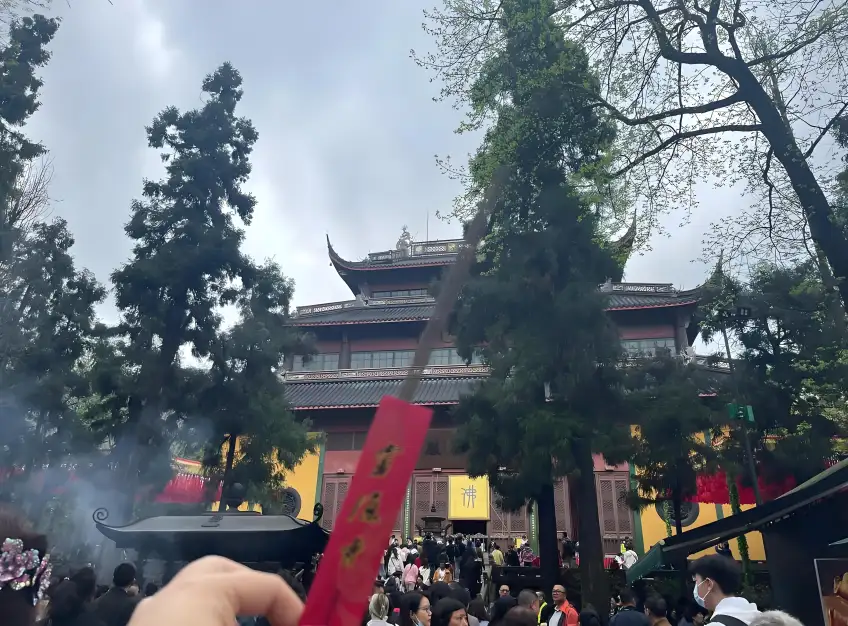 古寺殿前人群举香祈福场面