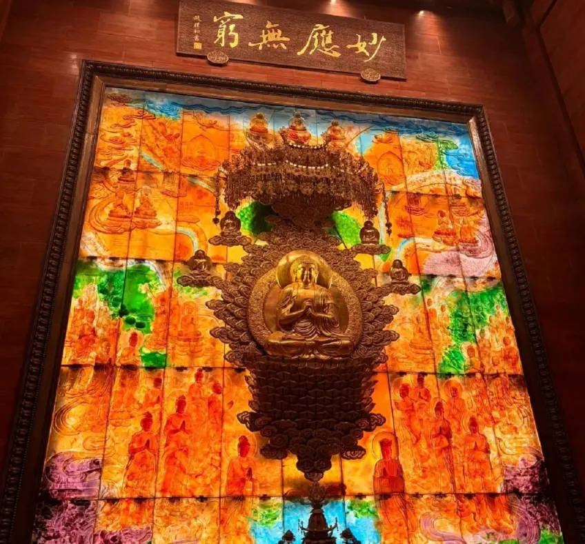 梵宫内妙应无穷匾额下金色背光佛像壁画