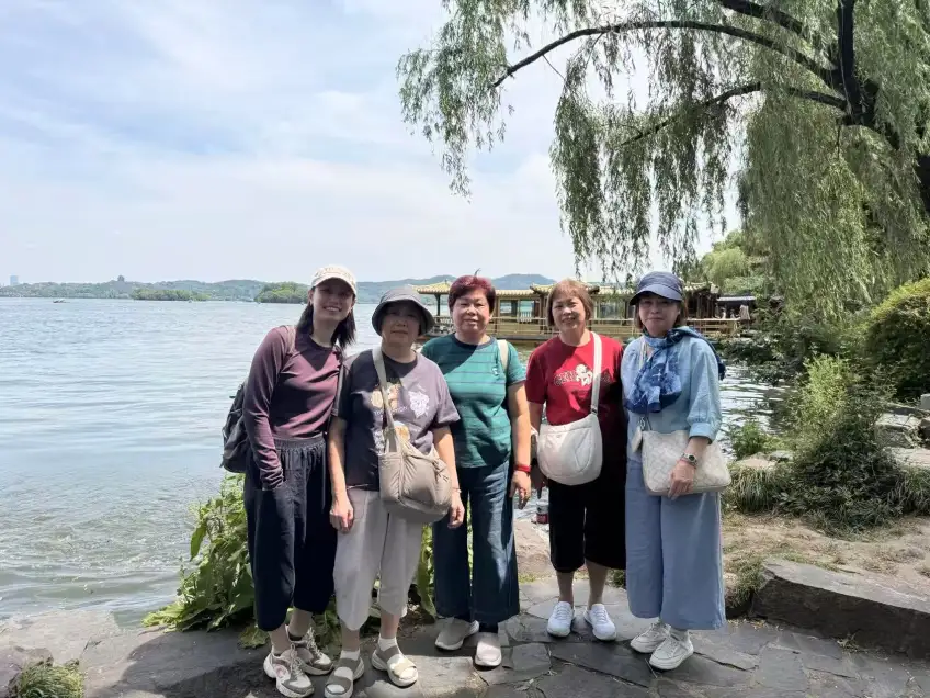 湖岸柳树下五人合影留念