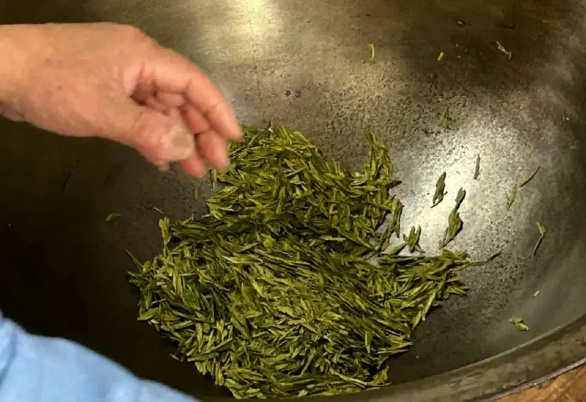 深山茶園農戶手工炒制新茶