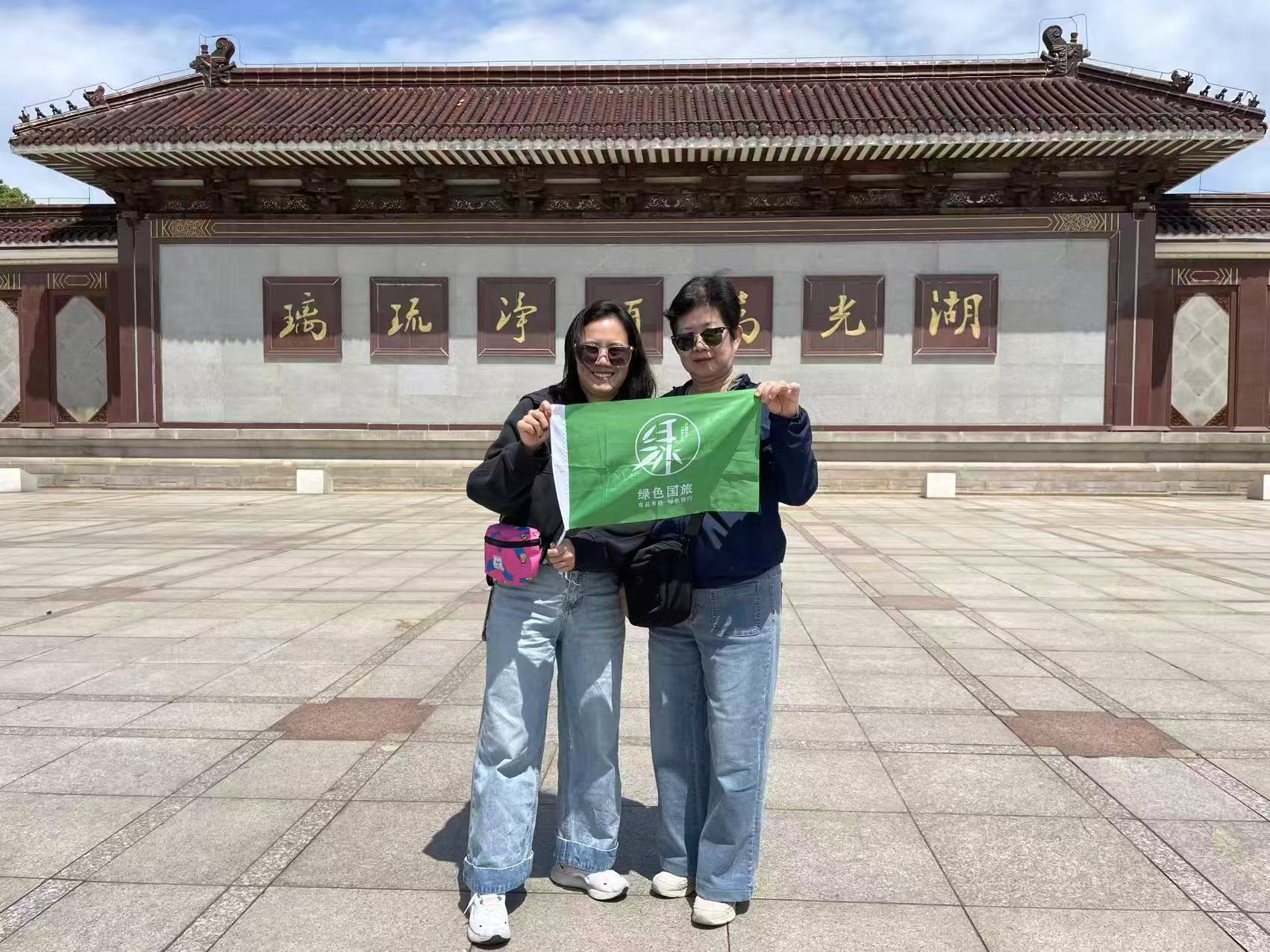 抽空约闺蜜跟团去无锡玩了一天，一整天过无锡一日游与闺蜜结伴同行，白天在灵山礼佛参禅，夜晚赏拈花湾唐风盛景