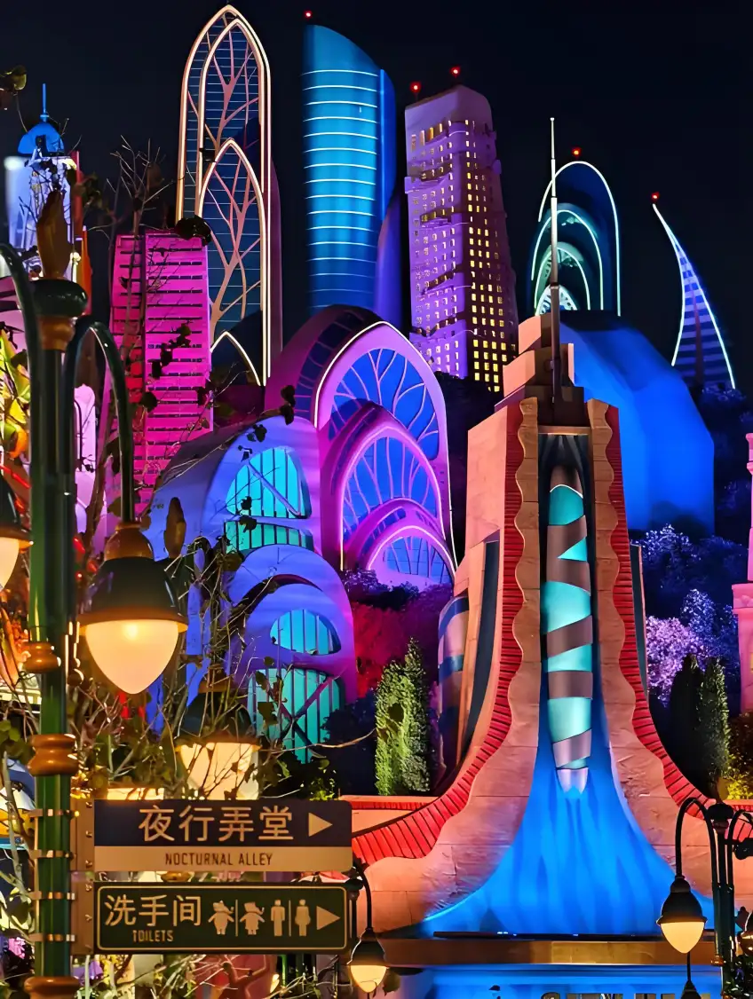 夜行弄堂路牌與紫色霓虹動物城天際線夜景示意