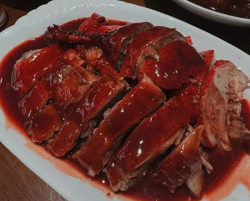 白盘酱鸭斩件浇红亮酱汁