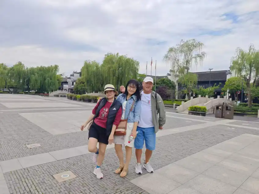 西塘古鎮入口柳蔭石橋遊客合影