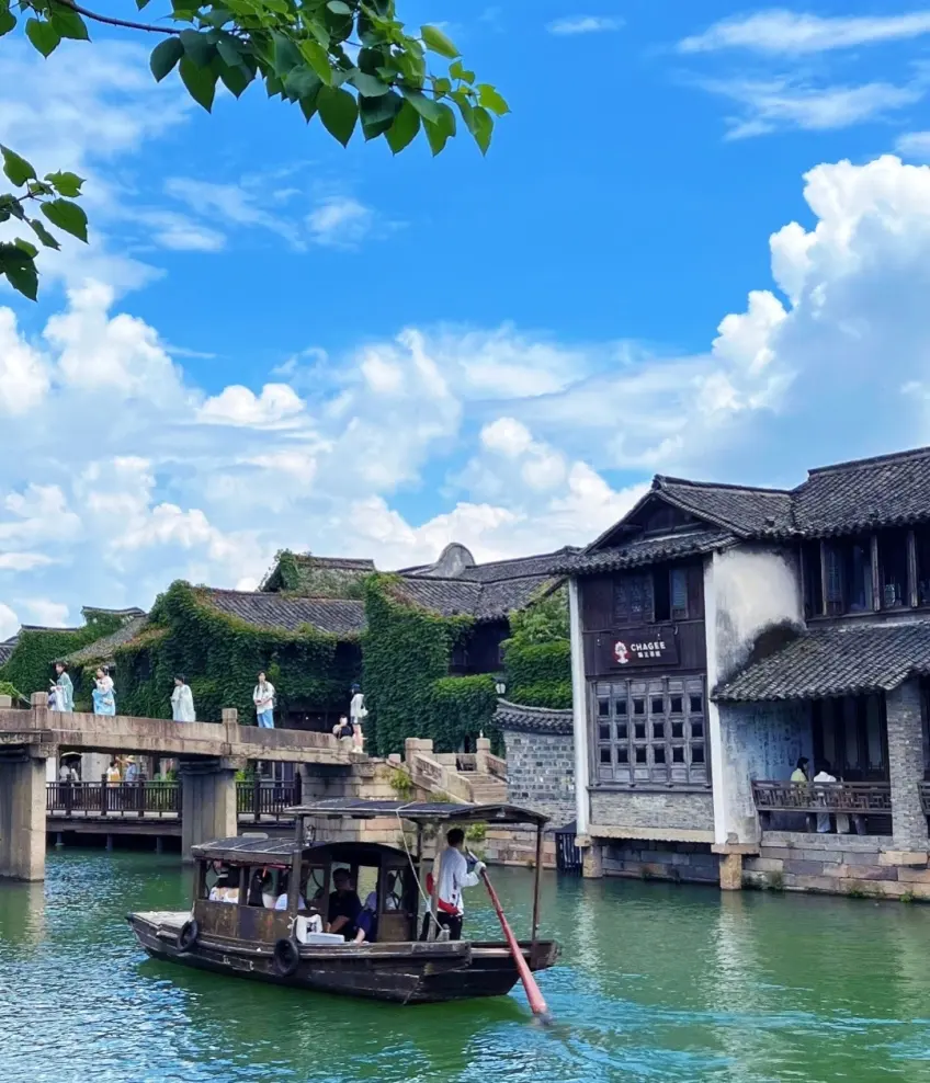 烏鎮西柵水道木船與石橋日景