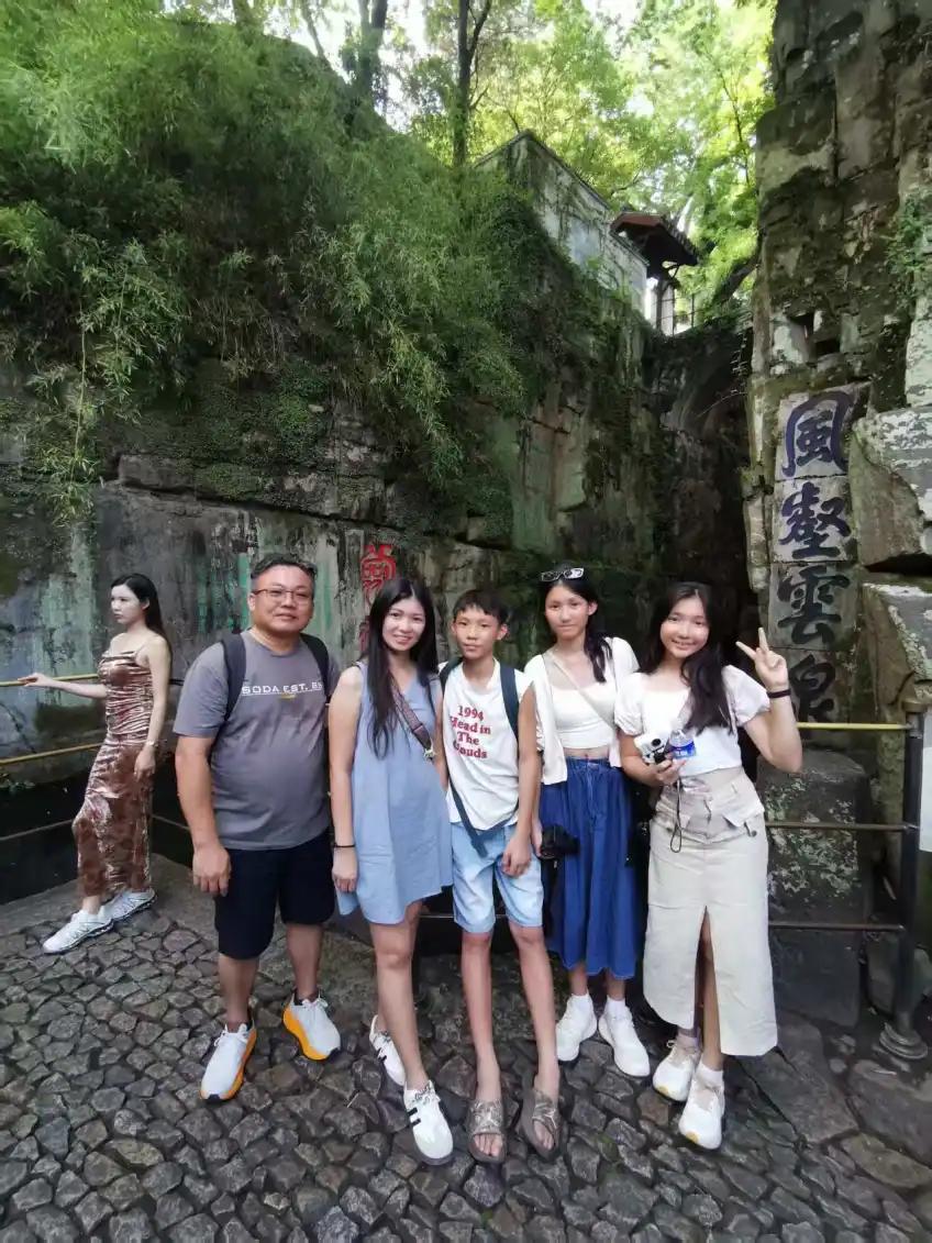 苏州虎丘剑池风壑云泉碑家庭合影竖图