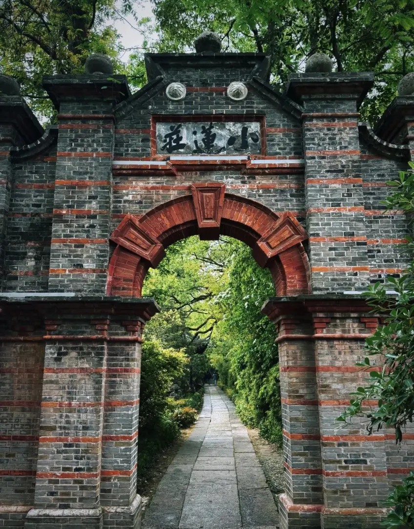南浔小莲庄灰砖拱门石径竖图