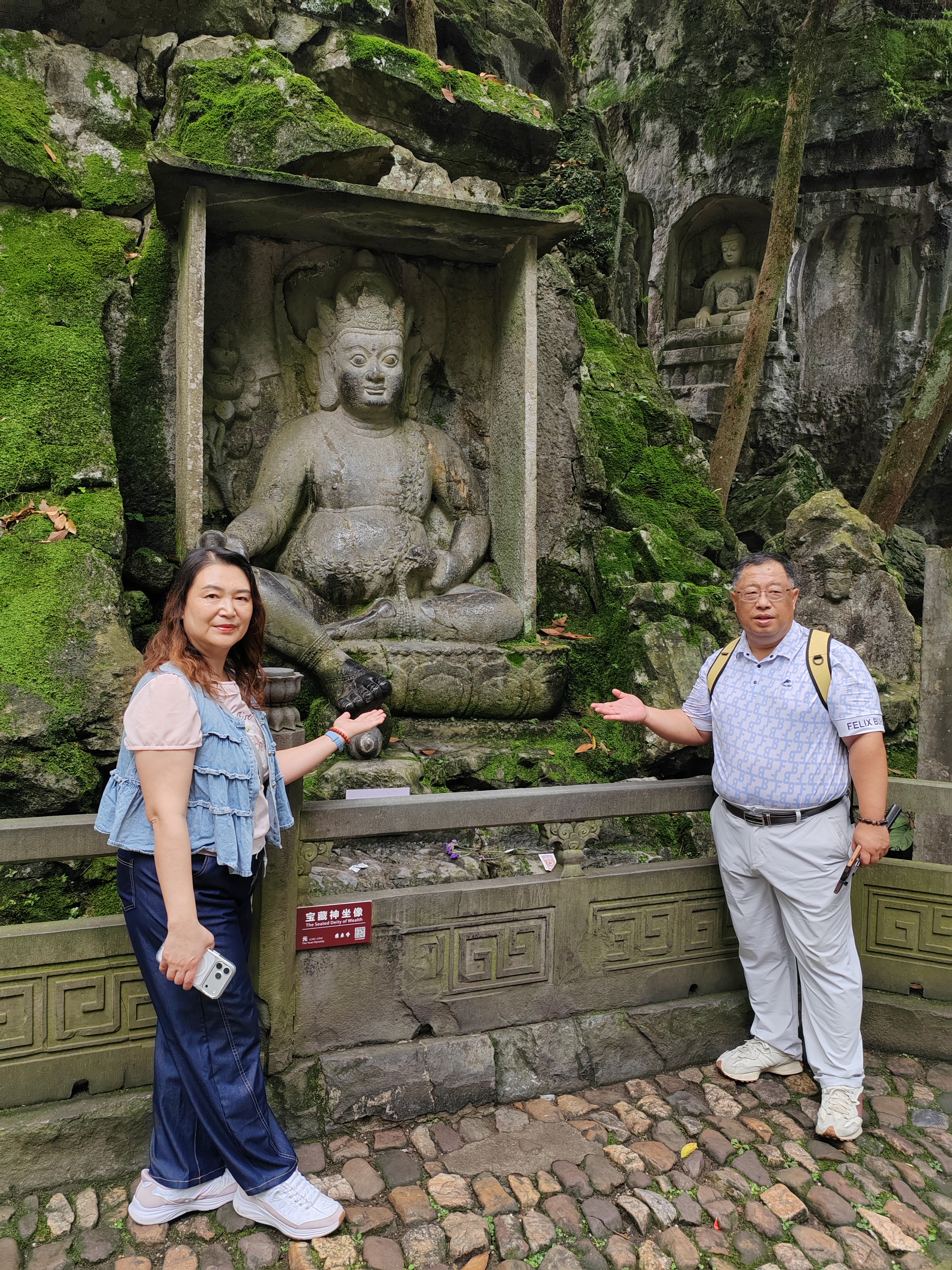 四个人一起在夏日来杭州旅游，抛开工作、抛开柴米油盐，拥抱这座城