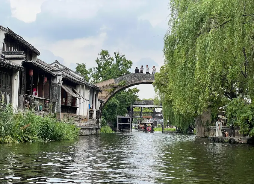 南浔古镇河道石桥与乌篷船游船街景示意
