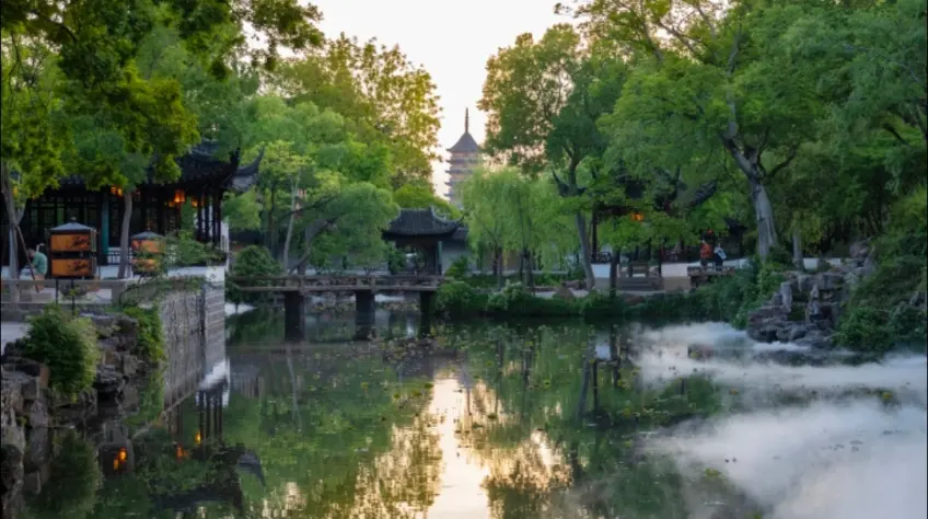 拙政园暮色借景北寺塔与水雾