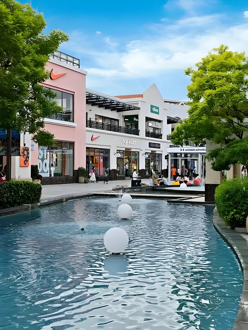 上海奕歐來奧特萊斯水景步道與品牌店示意